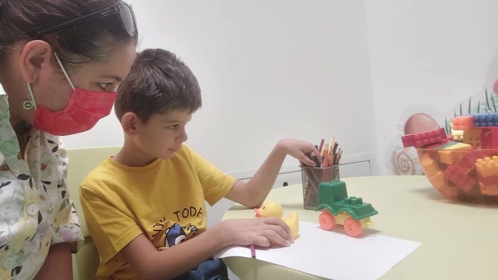 Povestea copilului care suferă de o boală rară. Zeci de tratamente la doar 7 ani