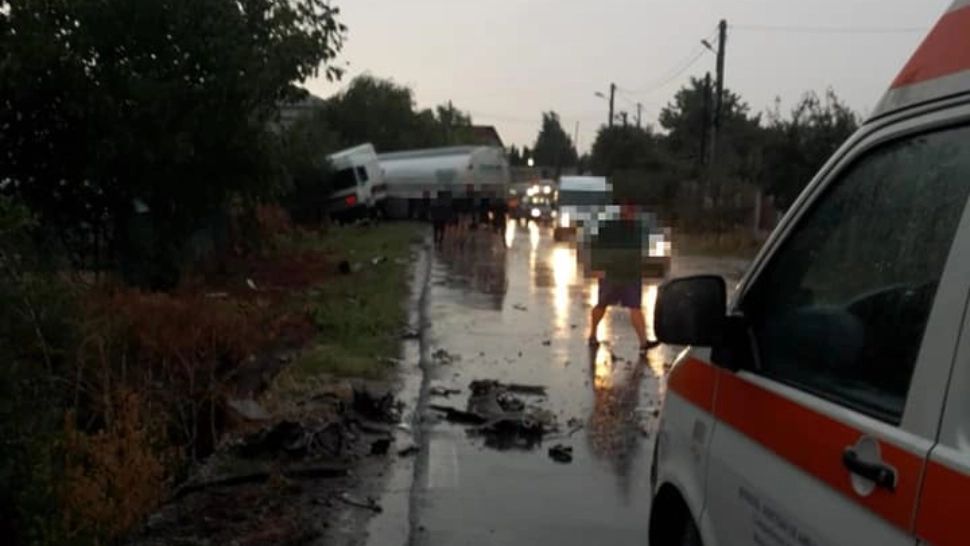 Accident între o cisternă şi o mașină, în Giurgiu. Două persoane au fost transportate la spital - FOTO