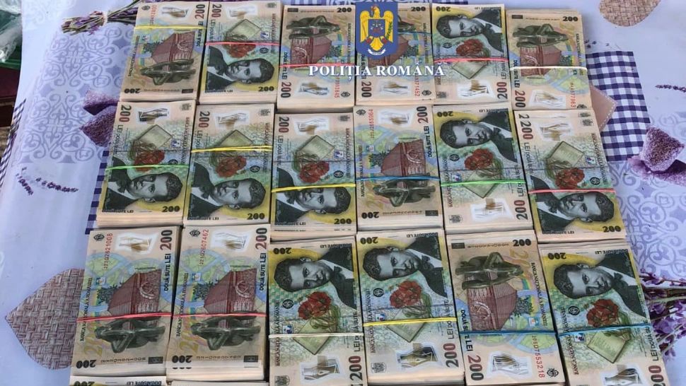 Valiză cu bani, găsită îngropată în pământ. Detalii incredibile de la poliție: cum a ajuns acolo? - FOTO&VIDEO