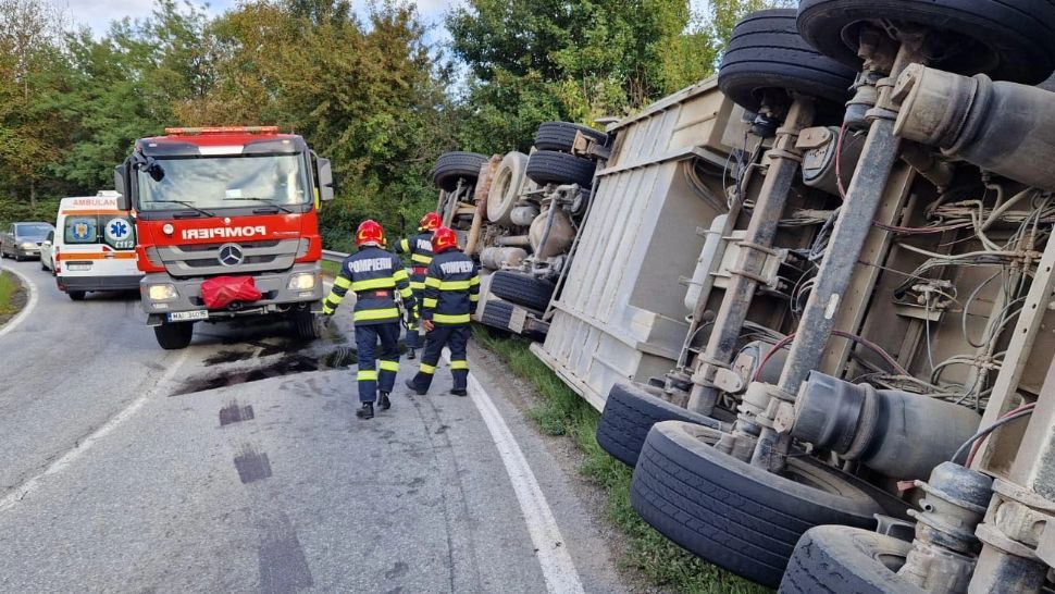 Accident grav în Vâlcea - Un camion plin cu animale s-a răsturnat în afara carosabilului