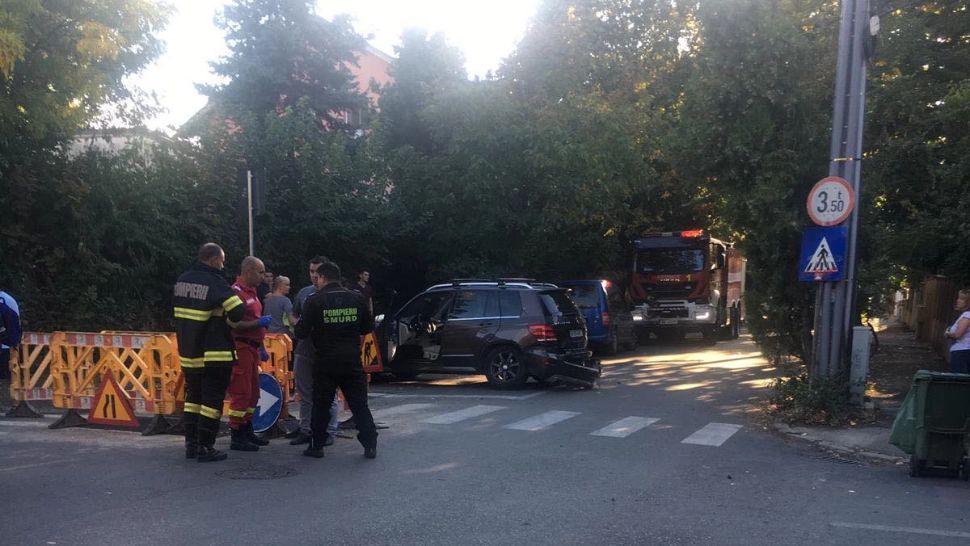Accident grav în Bucureștii Noi - două autoturisme s-au lovit în plin - o victimă