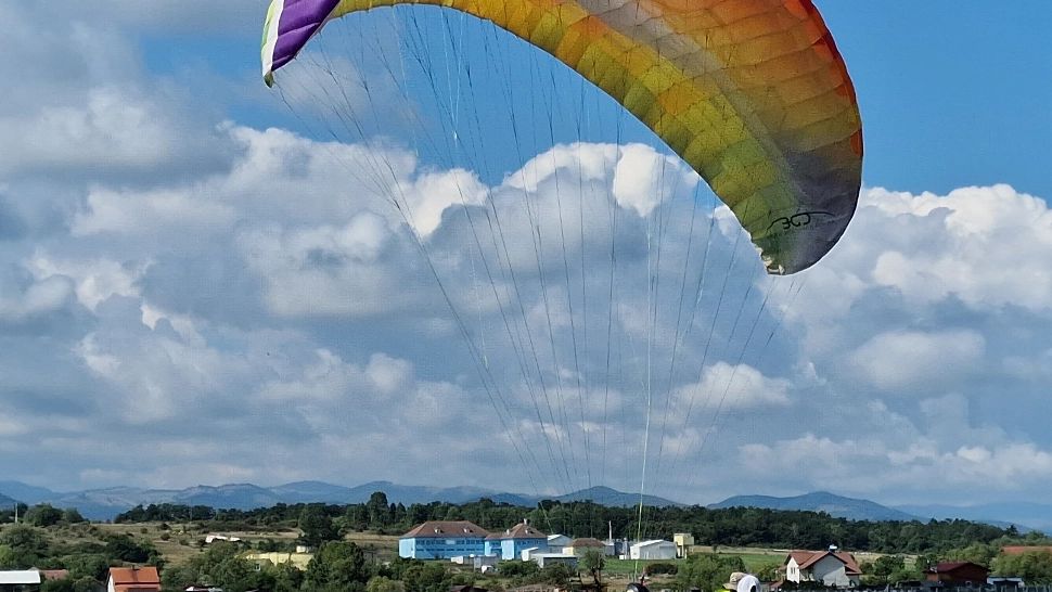 ANCHETĂ coordonată de Parchet după accidentul de pe aerodromul Măgura Sibiu - În ce stare e femeia din Serbia, căzută cu parapanta de la 8 metri