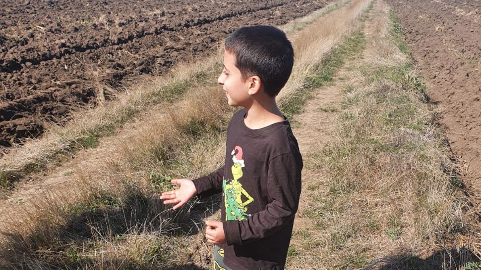 Copilul de 10 ani, căutat cu elicopterul, a fost găsit pe câmp. Micuțul susține că s-a rătăcit