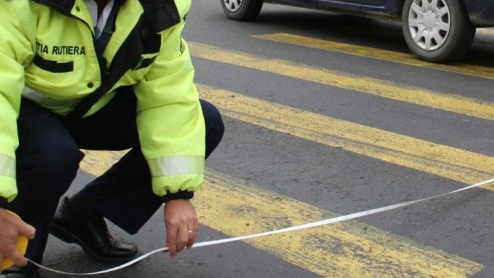 Accident violent pe trecerea de pietoni, în Ploiești - O tânără de 18 ani, dusă de urgență la spital