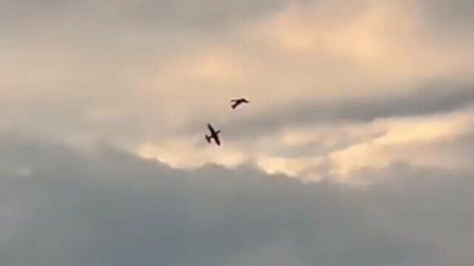 Momentul în care două avioane se ciocnesc în aer și se prăbușesc. Piloții au murit pe loc - VIDEO