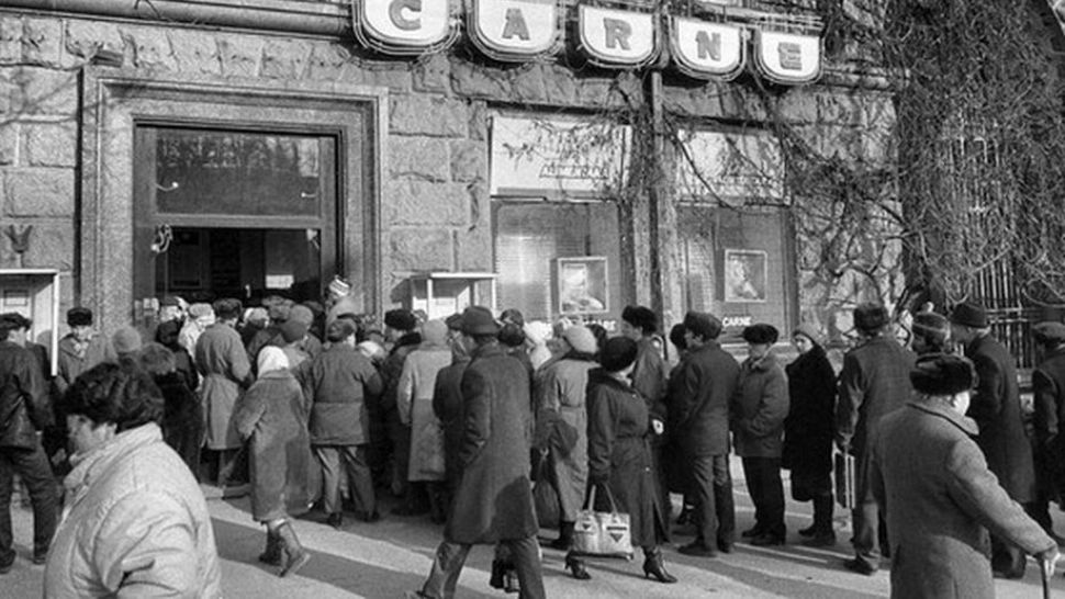 Cum făceau românii foamea înaintea Crăciunului din 1989. Securitatea avertiza că oamenii sunt tot mai nemulțumiți