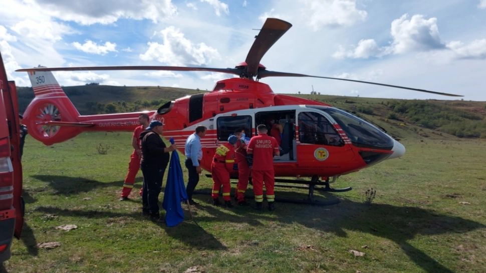 Un copil de 4 ani s-a electrocutat după ce ar fi atins firele unei instalaţii improvizate. A intervenit elicopterul SMURD