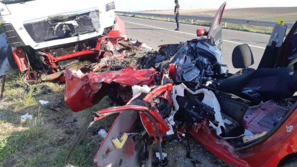 Accident între o mașină și un TIR, în Galați. O femeie a murit pe loc în urma impactului fatal - FOTO