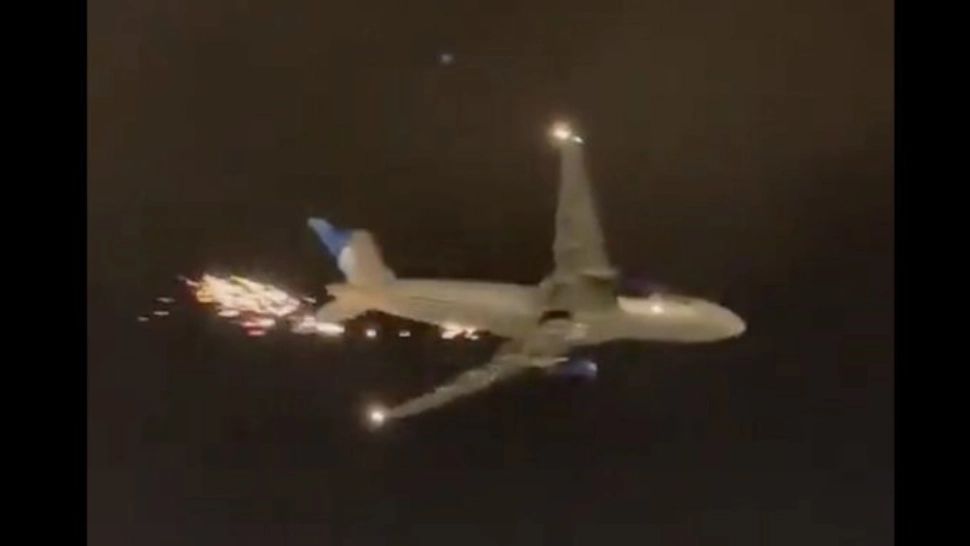 Un avion cu sute de pasageri la bord s-a stricat în zbor. Din aeronavă au sărit scântei – FOTO&VIDEO