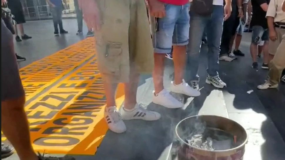 Imagini ale disperării. Sute de șomeri își ard FACTURILE URIAȘE la energie - VIDEO