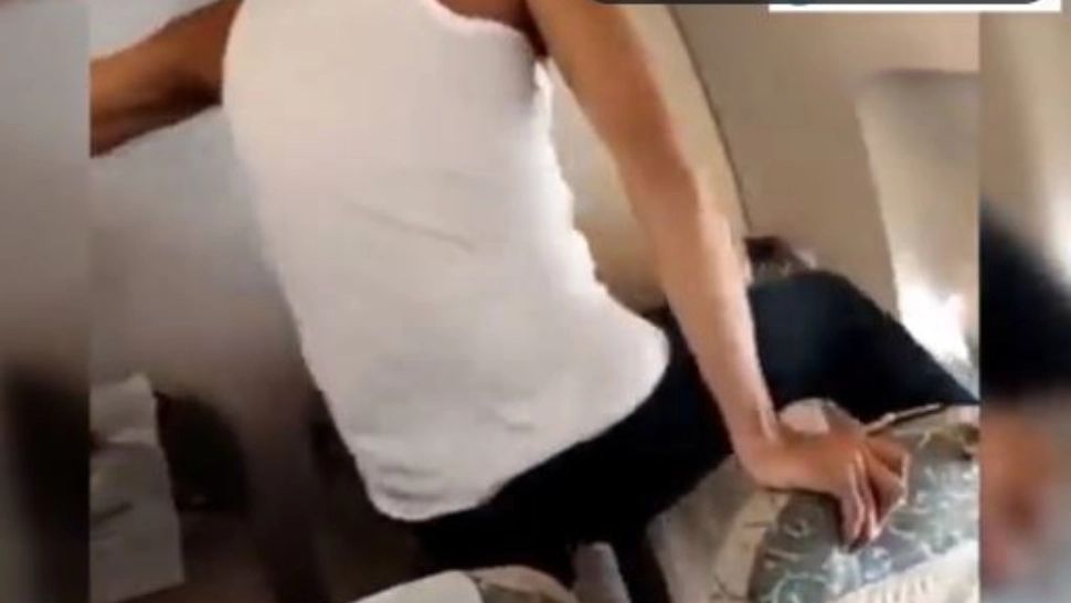 Momente de panică într-un avion, după ce un pasager a încercat să spargă un geam - VIDEO