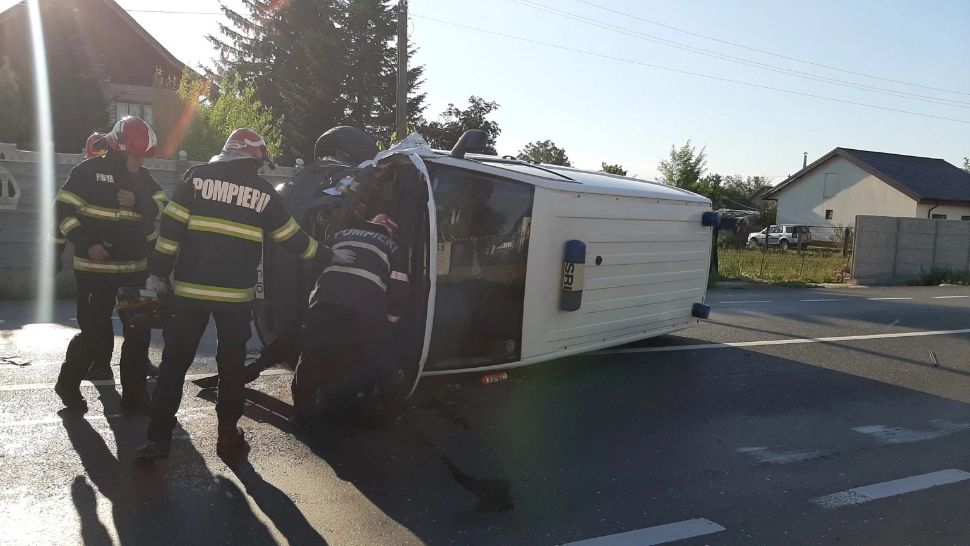 Carambol cu 3 mașini, între care o dubă SRI aflată în misiune. O învățătoare a ajuns la spital – FOTO&VIDEO