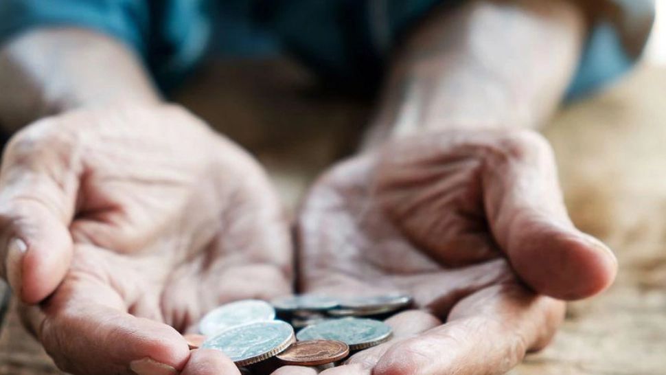 Românii cer salarii și pensii mai mari, UMILIȚI de stat - Creșterea salariilor primarilor, criticată de toată lumea