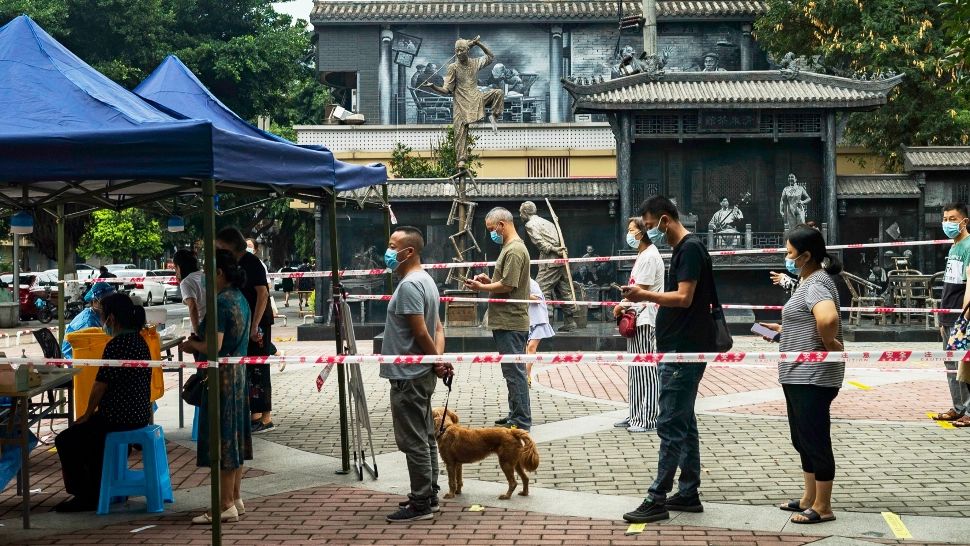 China continuă cu politica „zero COVID-19” - Un oraș cu 21 de milioane de oameni, plasat în lockdown