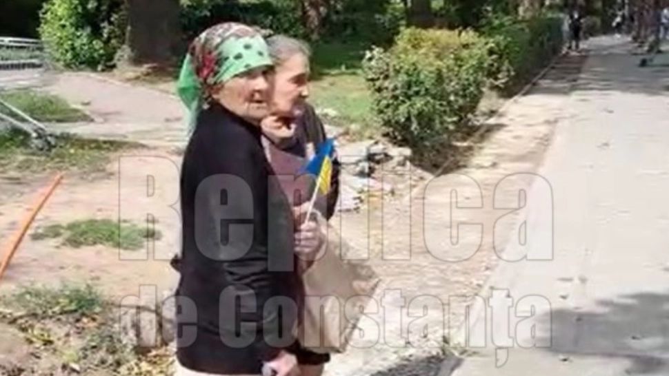 Două bătrâne, refugiate din Ucraina, cântă pe stradă din Constanța pentru o bucată de pâine - VIDEO