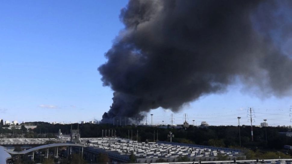 INCENDIU violent în capitala Franței - Cel mai mare depozit de legume și fructe din lume, în flăcări - VIDEO