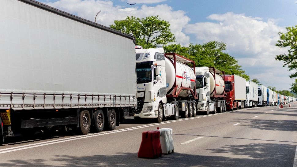 Descoperire șocantă a polițiștilor de frontieră într-un TIR care transporta canapele - FOTO