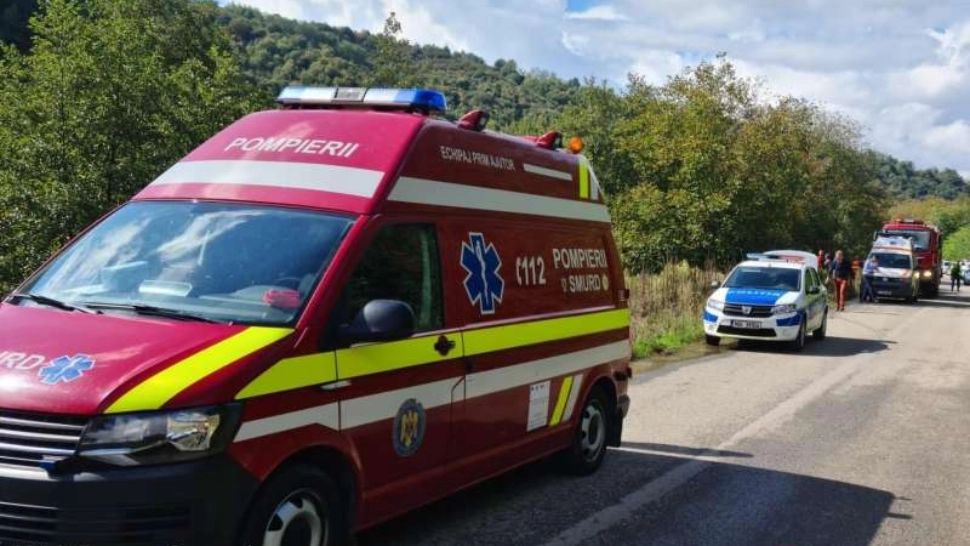 Un tânăr de 19 ani a murit după ce s-a răsturnat cu maşina într-un pârâu, în Caraş-Severin - FOTO