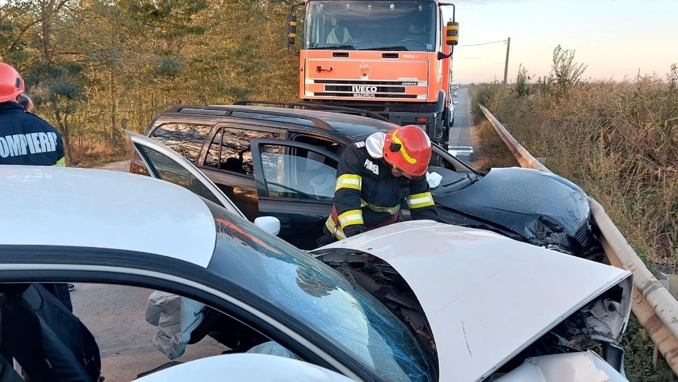 Accident grav în Dâmboviţa. Şase persoane, duse de urgență la spital după un impact violent