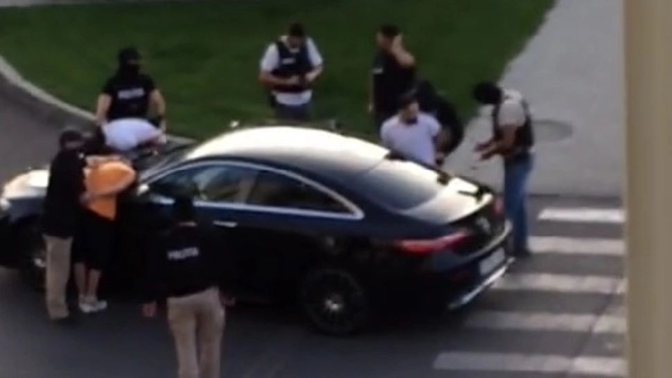 Interlopi încătușati în trafic după ce au vândut droguri. Momentul arestării, viral pe TikTok - VIDEO