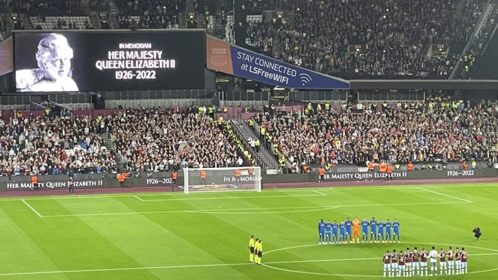 Momente de reculegere pe Stadionul Olimpic din Londra. Omagiu adus de fotbaliști Reginei Elisabeta - VIDEO