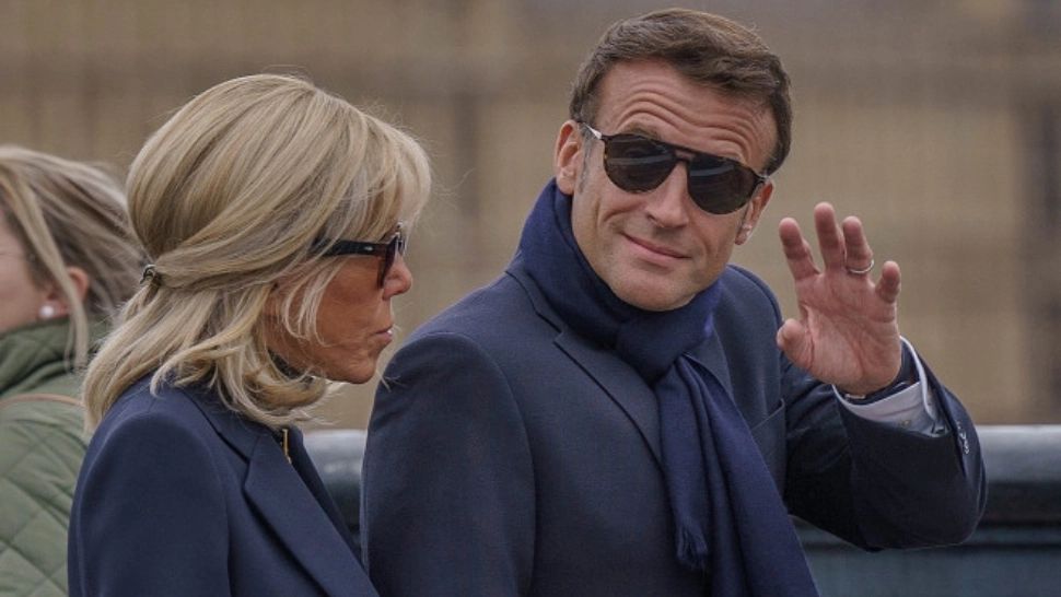 Emmanuel Macron și soția sa, surprinși într-o plimbare prin Londra, cu o zi înainte de funeraliile Reginei Elisabeta a II-a - FOTO&VIDEO
