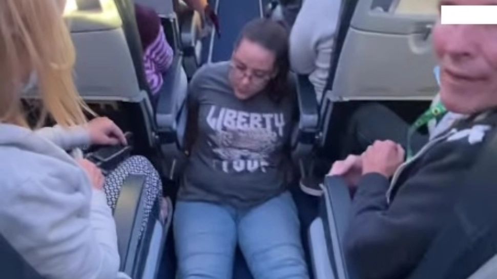 O femeie cu handicap s-a târât până la toaleta avionului. Însoțitorii de zbor au refuzat să o ajute - VIDEO
