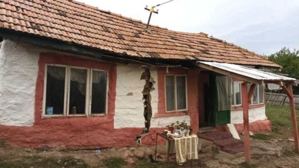 O alunecare de teren a rupt în două o casă din Buzău. Familia a rămas fără acoperiș deasupra capului