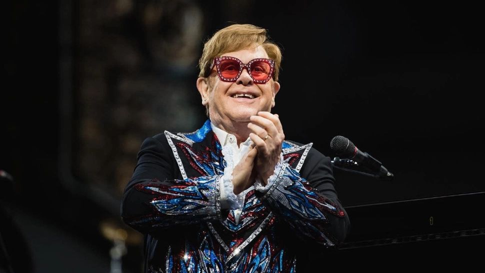 Sir Elton John, omagiu pentru Regina Elisabeta în timpul unui concert: Reprezintă o mare parte din viaţa mea şi îmi va lipsi mult