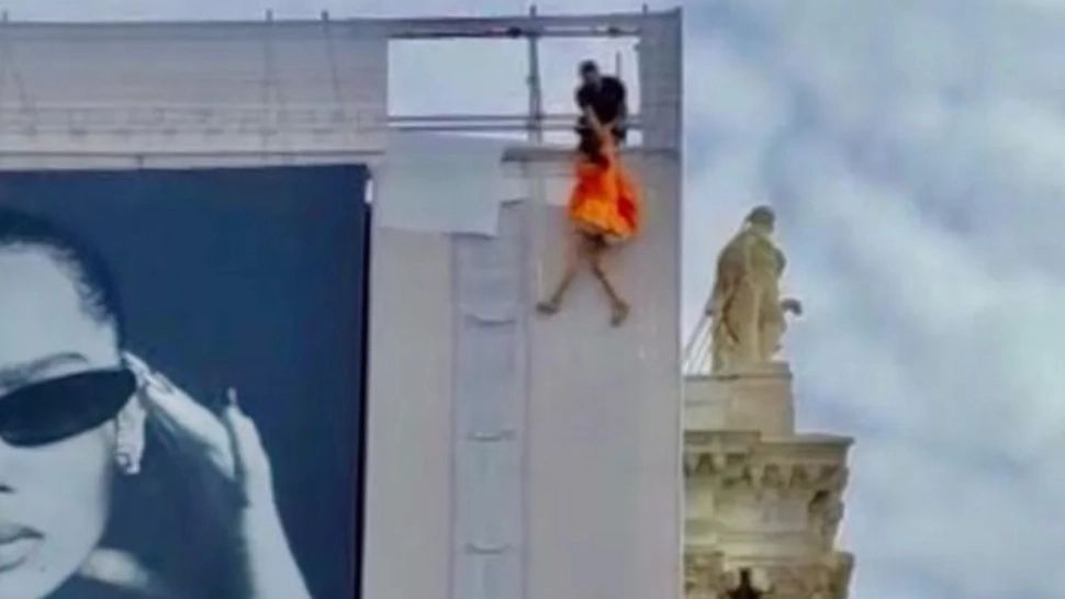 Tânără de 20 de ani, salvată în ultimul moment de un polițist, după ce a vrut să se arunce de pe acoperișul unei biserici - VIDEO