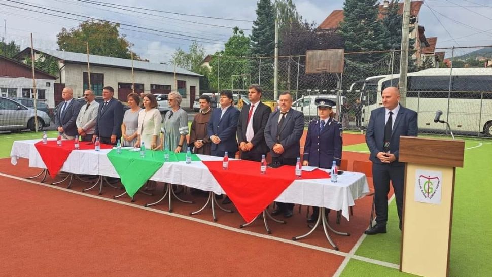Drapelul României înlocuit cu cel maghiar la festivitatea de deschidere a anului școlar, în Deva