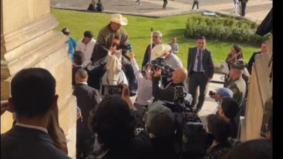 Un senator columbian a intrat pe cal în Parlament - VIDEO