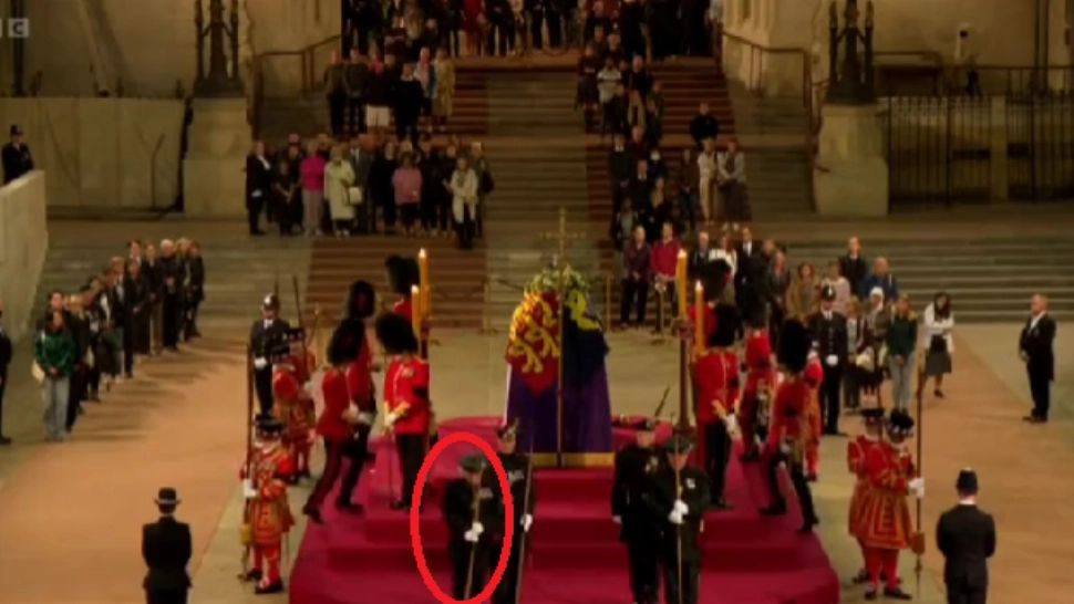Un soldat din garda regală a leșinat lângă sicriul reginei Elisabeta a II-a - VIDEO