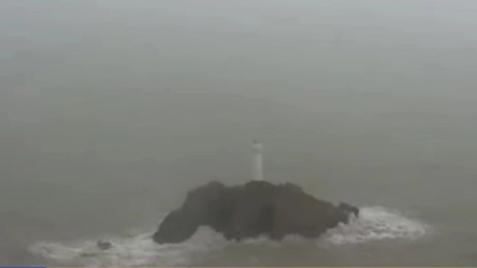 Cursele aeriene de pe cele două aeroporturi principale din Shanghai, ANULATE din cauza taifunului Muifa - VIDEO