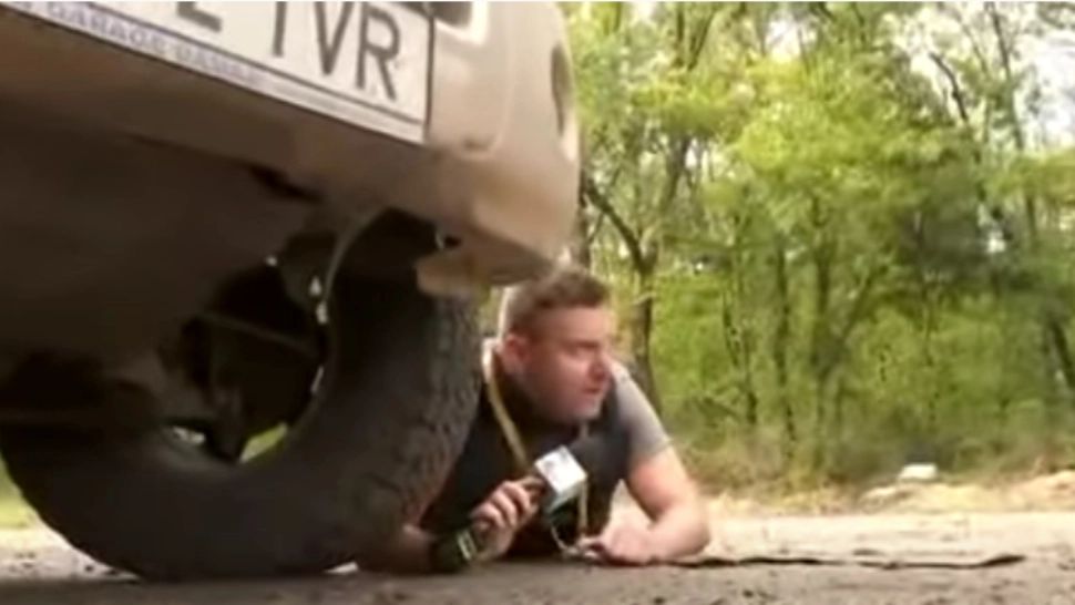 Jurnaliști români, prinși într-un schimb de focuri în Ucraina! Momente TERIFIANTE: militarii au strigat să arunce pe burtă - VIDEO