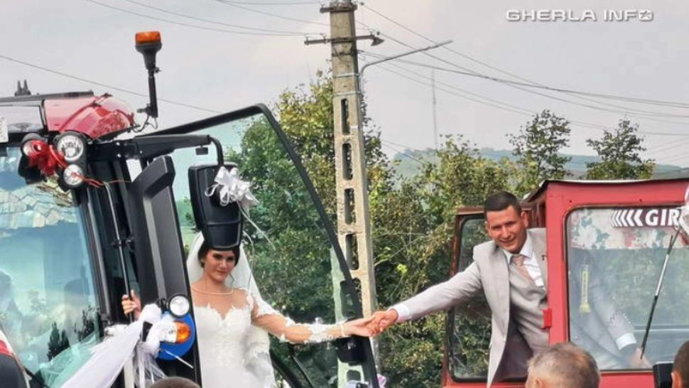 Un tractor, ales de doi miri ca mijloc de transport pentru a merge la biserică și restaurant - MOMENT INEDIT - VIDEO