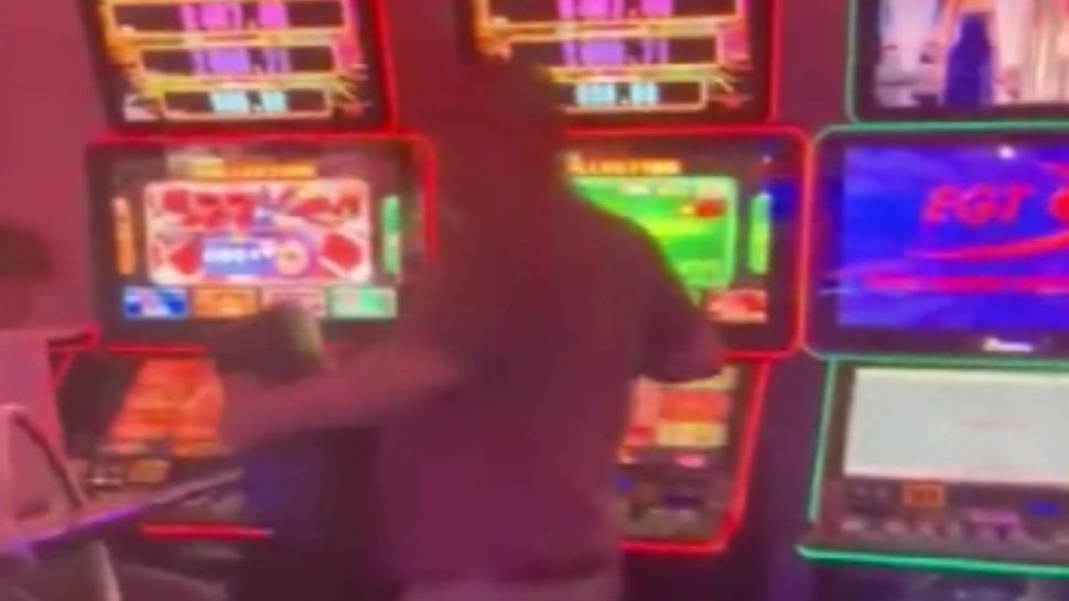 Disperarea românilor atinge cote alarmante! Un bărbat a distrus aparatele, supărat că a pierdut la jocurile de noroc