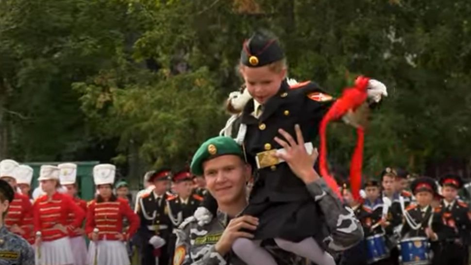 Începerea anului școlar din Rusia: copii cu buchete de flori în mână pe care scrie litera Z. IMAGINI HALUCINANTE - VIDEO