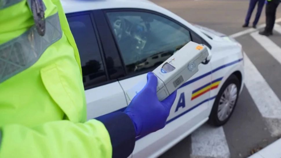 Femeie lovită de o mașină de POLIȚIE în timp ce traversa neregulamentar: cum se simte