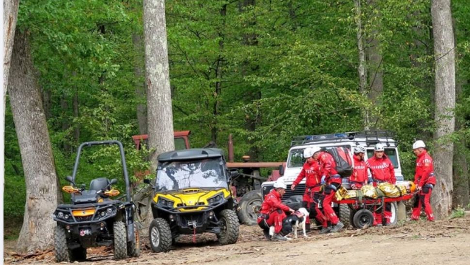 Turist BLOCAT pe cel mai înalt vârf montan din România! Intervenție EXTREMĂ de salvare, timp de 16 ore, prin pădure
