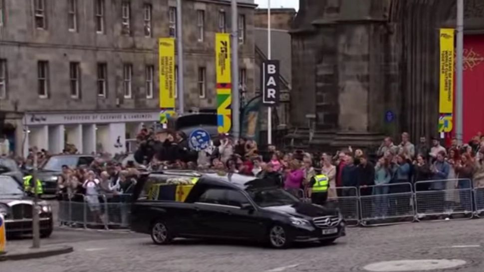 Regina Elisabeta a II-a, ULTIMUL DRUM în Scoția. Sicriul a ajuns la Edinburgh și a fost depus la Palatul Holyroodhouse