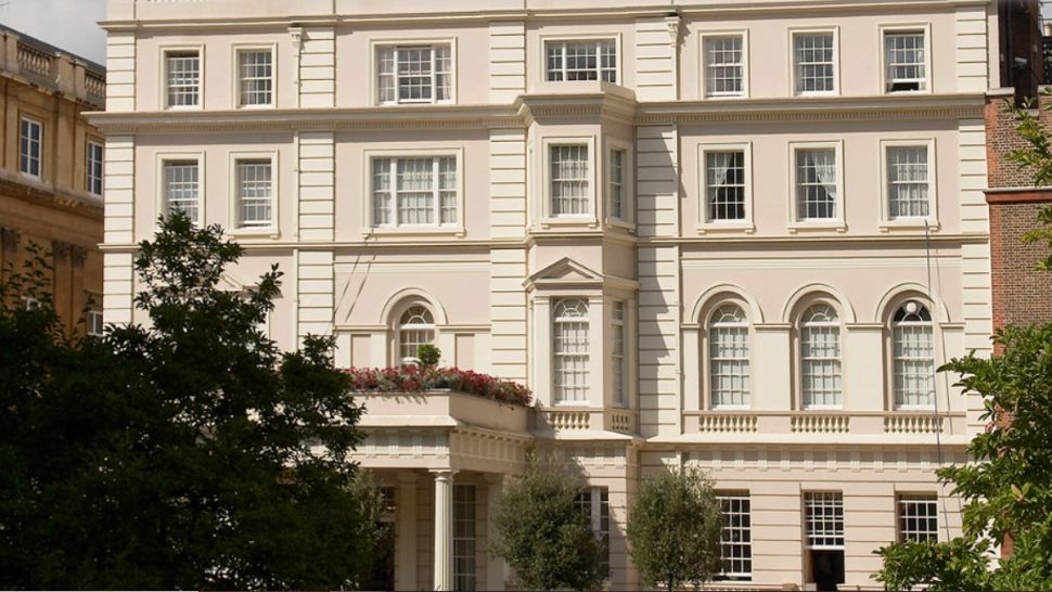 Angajaţi ai regelui Charles de la Clarence House, anunțați că şi-ar putea pierde slujbele. Demersul, etichetat drept "nemilos" de un sindicat britanic