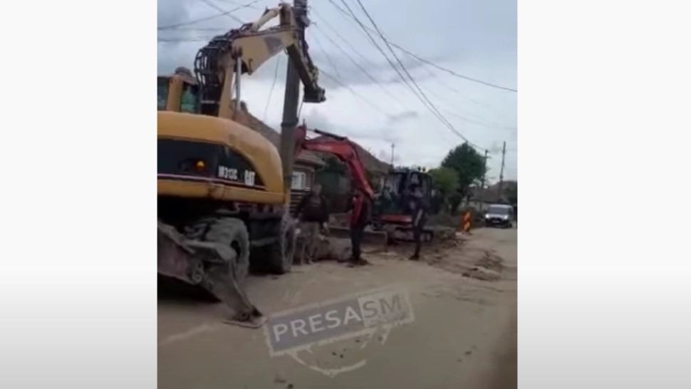 Dorel lovește din nou! "Balet" cu excavatoarele în jurul unui stâlp dintr-o localitate din Satu Mare: cât de mare a fost PERICOLUL - VIDEO