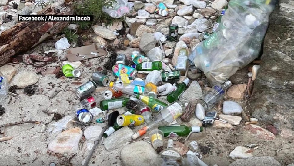 Munți de gunoaie românești pe plajele din Grecia! Imagini REVOLTĂTOARE