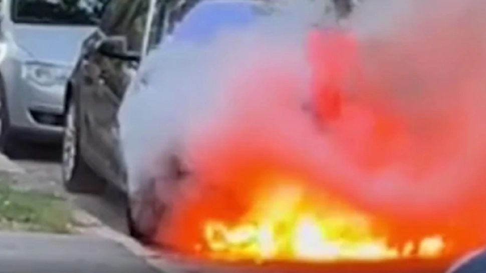 Mașină în FLĂCĂRI în apropierea unei școli din Galați! Momente de PANICĂ