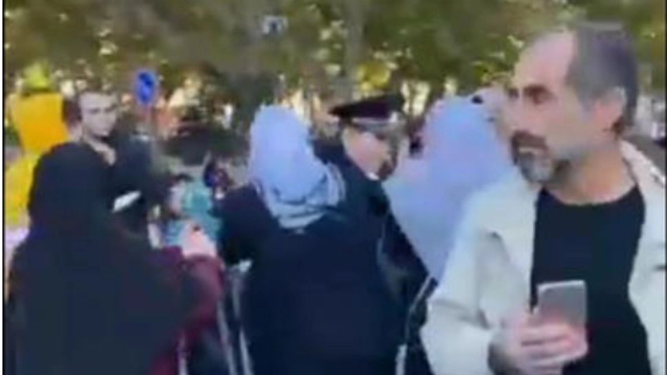 Polițist rus, pus pe fugă de femeile în Republica Daghestan. Ce șansă au protestele anti-mobilizare