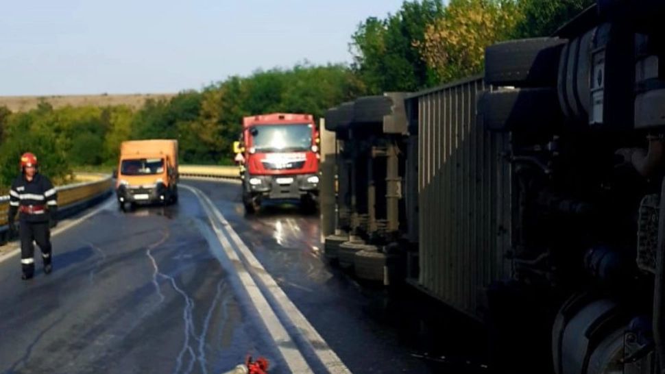 Un TIR încărcat cu sute de animale s-a răsturnat în Giurgiu. Trafic blocat