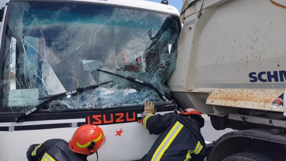 Accident grav în Brașov, între un autocar plin cu copii și o autobasculantă - 2 victime - FOTO&VIDEO