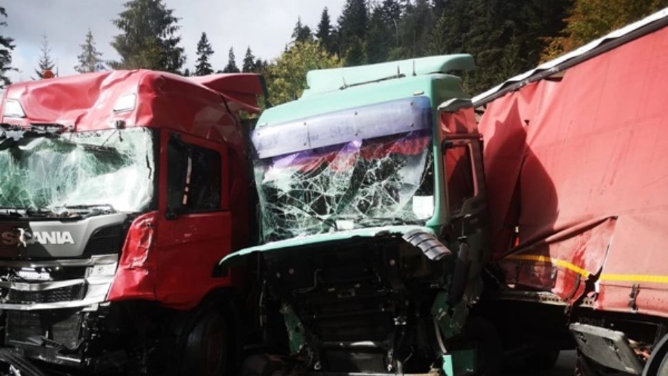 Accident MORTAL în județul Neamț. 2 TIR-uri s-au ciocnit în plin - FOTO