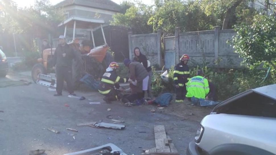 Accident cumplit în Mehedinți: un mort și 4 răniți grav, în urma impactului dintre o mașină și o căruță trasă de un tractor - FOTO